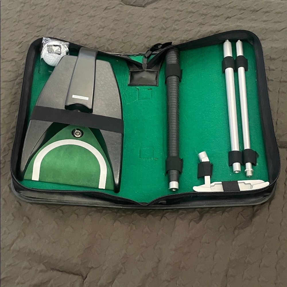 Portable Putting Green Putter Set - Green/Black